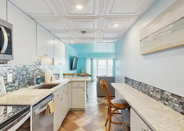 Charming Waterfront With Pool Access And Private Balcony Views Holiday home