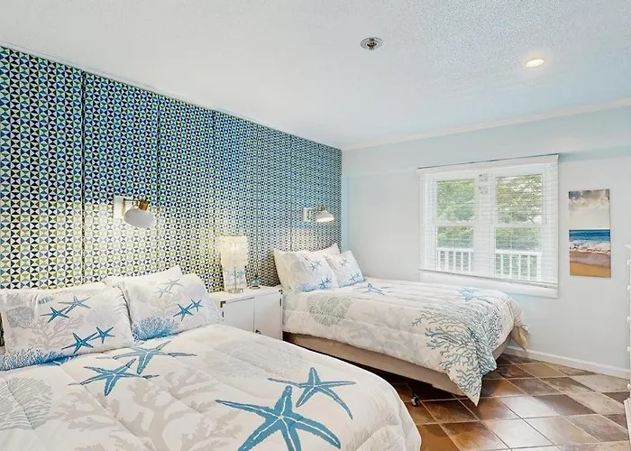 Charming Waterfront With Pool Access And Private Balcony Views Holiday home *