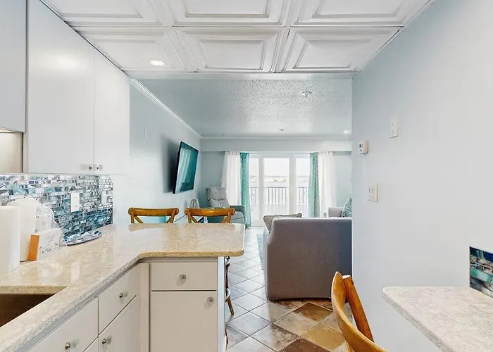 Charming Waterfront With Pool Access And Private Balcony Views *