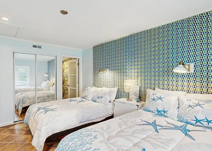 Holiday home Charming Waterfront With Pool Access And Private Balcony Views Ocean City