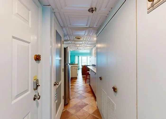 Charming Waterfront With Pool Access And Private Balcony Views Hébergement de vacances *