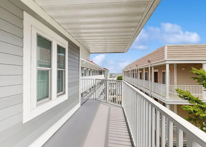 Charming Waterfront With Pool Access And Private Balcony Views Holiday home Ocean City