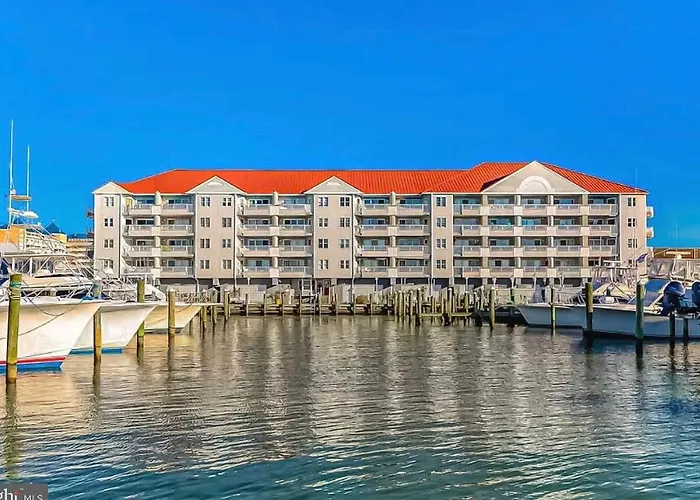 Charming Waterfront With Pool Access And Private Balcony Views Hébergement de vacances